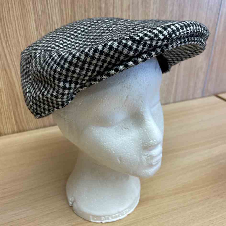 Checked print flat cap